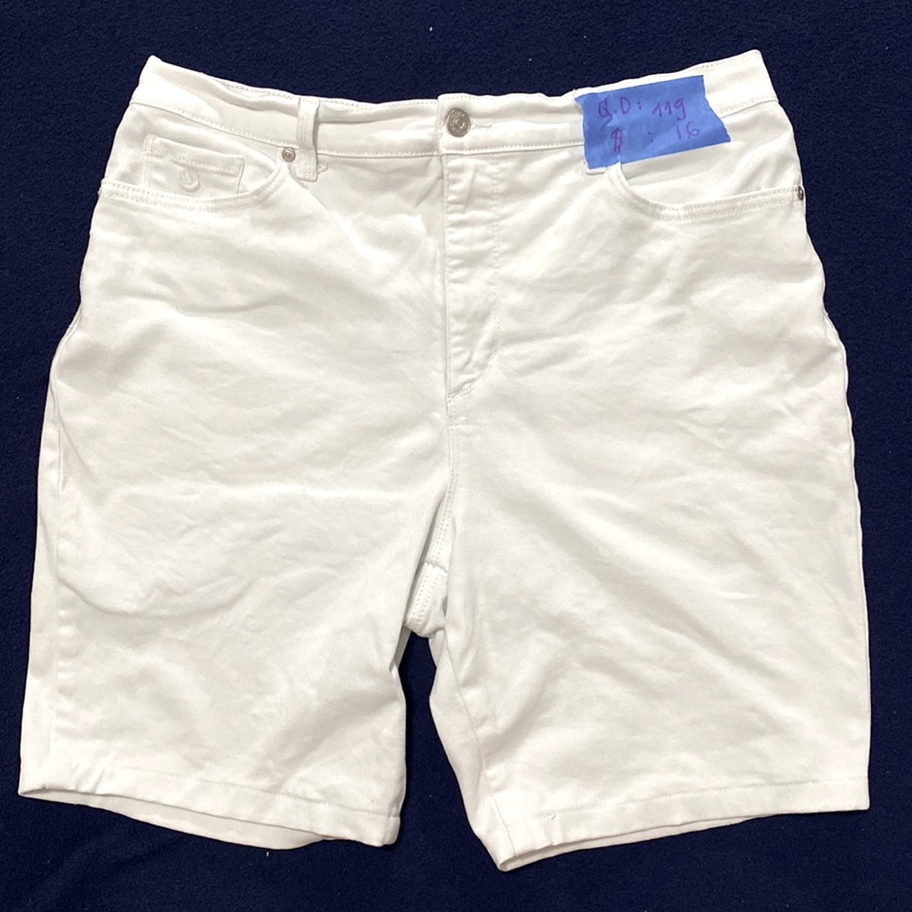 Gloria Vanderbilt Women's denim  Shorts 
White Stretch Capri 14